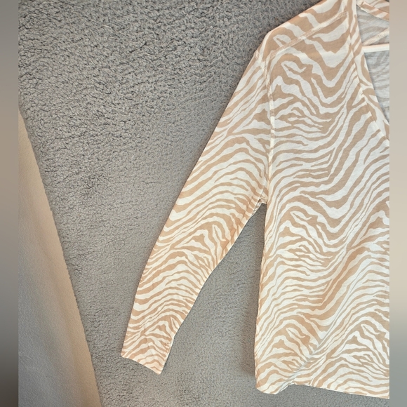Rails Womens sz S The Sami Long Sleeve V-Neck T-Shirt Tan Abstract Tiger Print - Picture 4 of 15